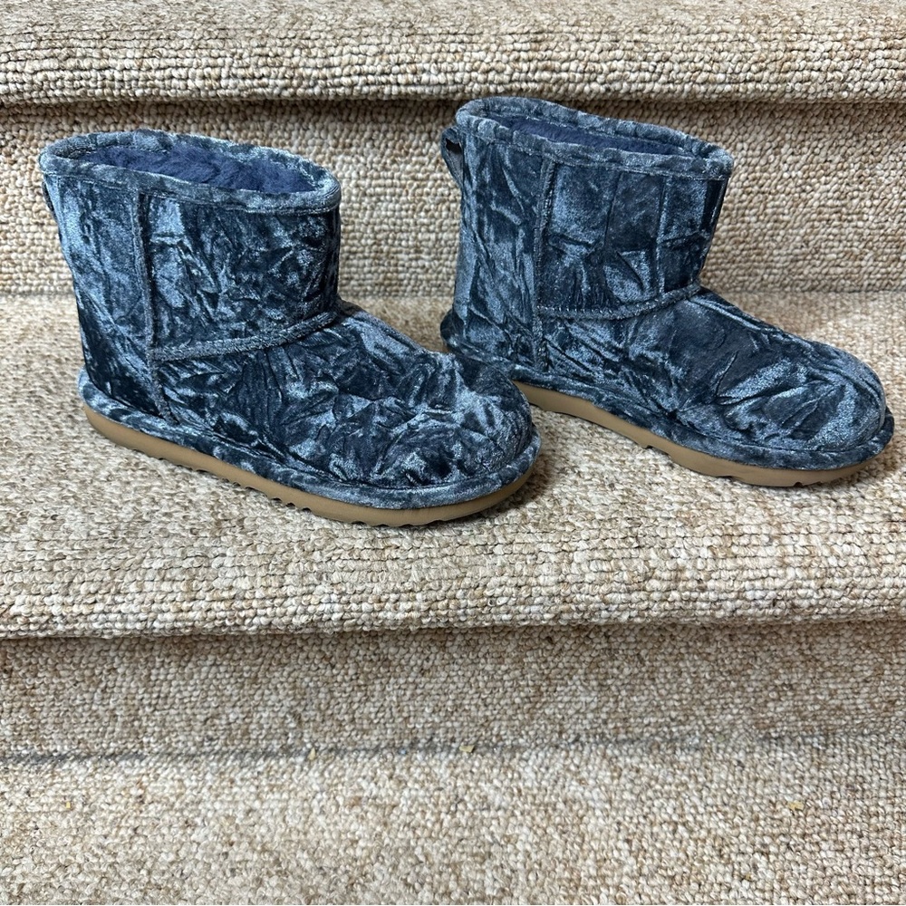 UGG Classic Mini II Youth 5 Women’s 6.5/7 Blue Crushed Velvet Pull On Boots New